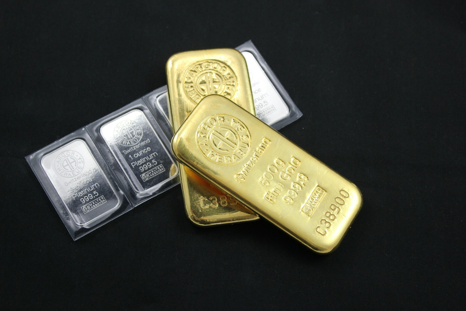 Gold Prices Shine Brighter as U.S. Economy Stumbles and Global Tensions Escalate